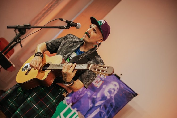 Luigi o Juca confronta o tempo e o destino no novo single "33