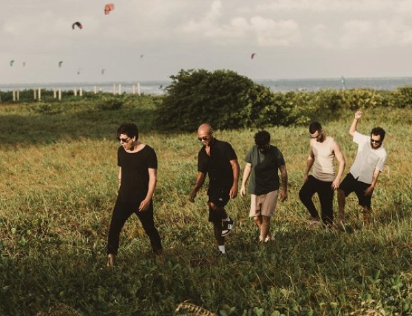 Pedro Faissal & o Meiofree mescla rock com tons psicodélicos em novo EP "Intermares"