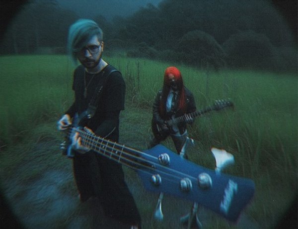 Brsk Gene une psicodelia digital e metal alternativo no videoclipe de "Fala Comigo"